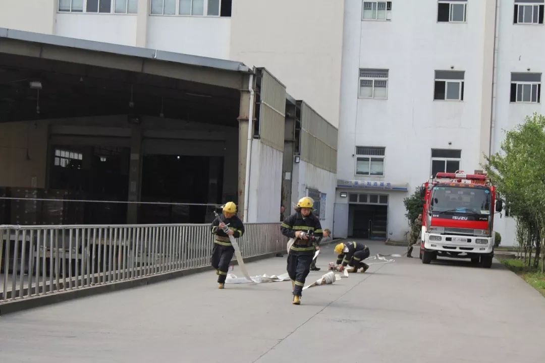 消防车救火演示