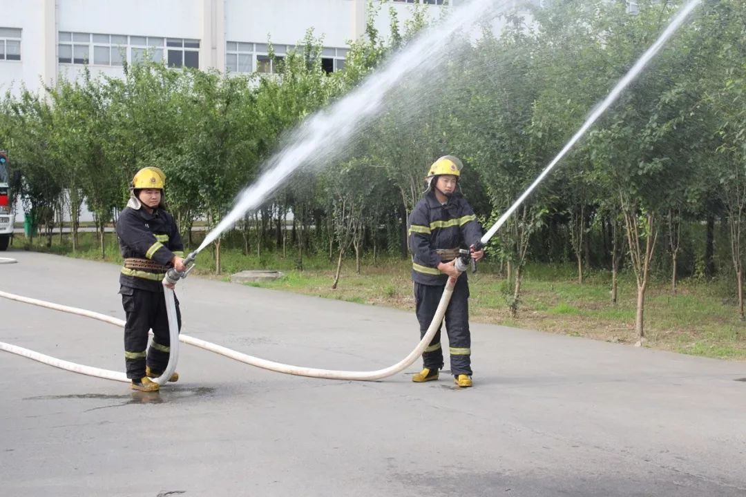 消防车救火演示